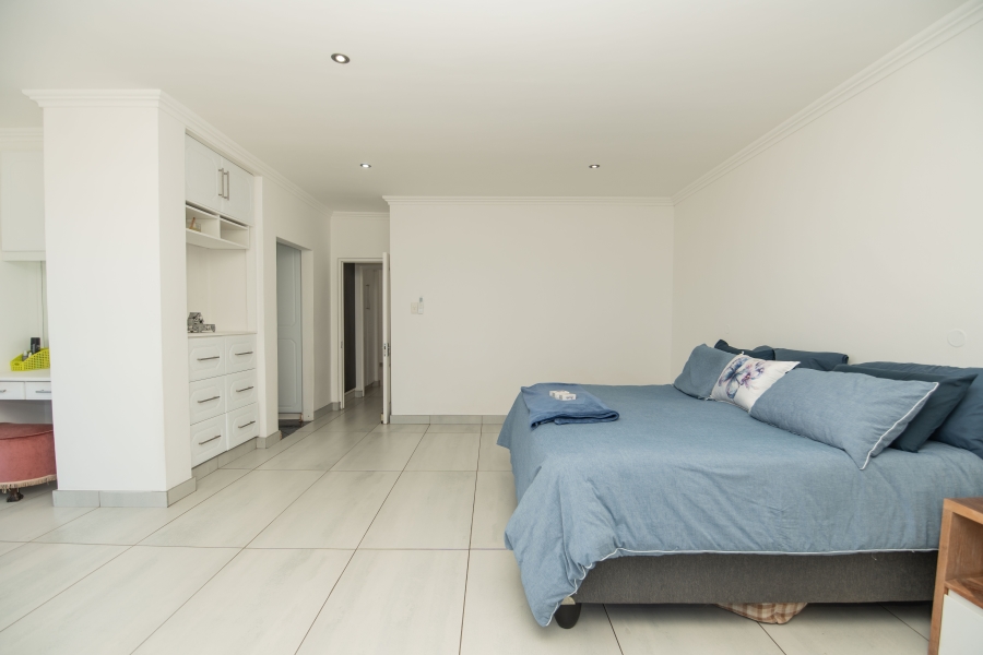 6 Bedroom Property for Sale in Beachview Eastern Cape